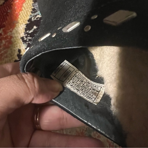 Ugg Fiona black studded suede shearling lined slip on clogs
Womens size 9.5 - Picture 8 of 8